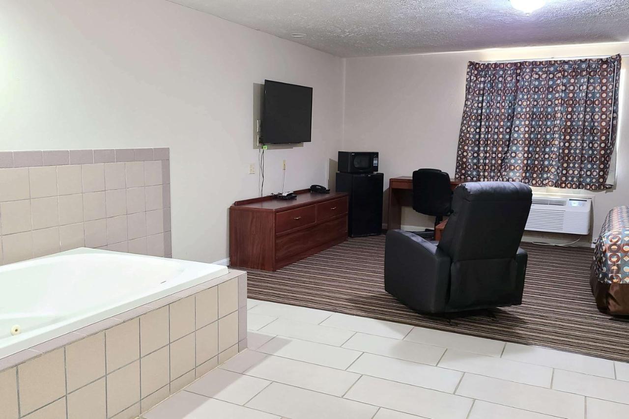Desoto Inn & Suites Missouri Valley ภายนอก รูปภาพ